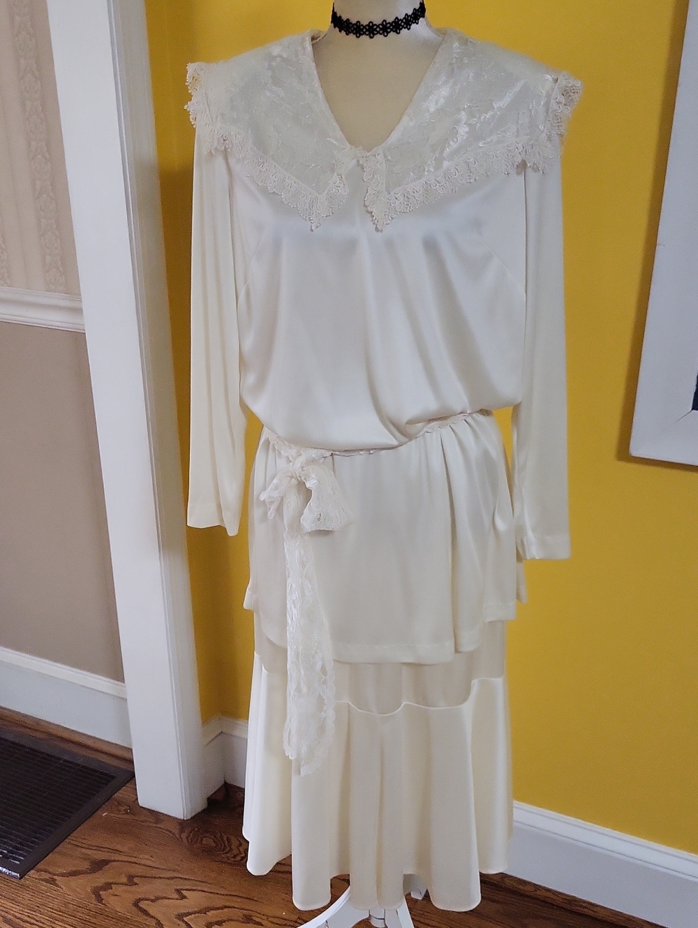 Vtg. BOBBY T. Ivory Lace-Trim 2 PIECE SKIRT SET, MEDUIM
